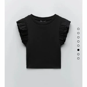 Volang topp  - Säljer en Volang topp från zara i storlek xs, säljer då den inte kommer till användning längre. 40 kr + frakt avgift 