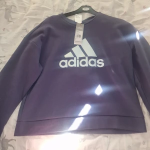 Adidas genser - Aldri brukt. Hentes i Dalby eller sendes :) 