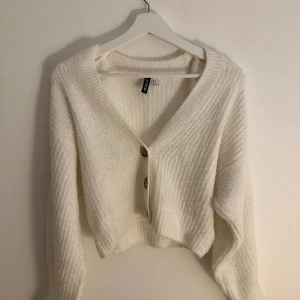 H&M kofta - Kofta ifrån H&M som blev köpt för lite mer än 1 år sedan, blev ändast använd hemma(kommer ifrån ett djurfritt och rökfritt hem)