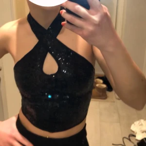 Svart festtopp med paljetter  - Svart paljettopp från Gina Tricot i storlek XS, i väldigt fint skick. Fler bilder kan skickas vid behov!