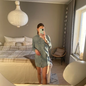 Kort jeans-klänning - Skön och fin sommarklänning i S, från H&M 💙