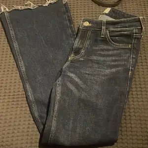 Säljer dessa jättefina lågmidjade mörkblåa jeans från Hm som sitter perfekt. Använda ett fåtal gånger och är perfekt längd för mig som är ca 160 cm❤️