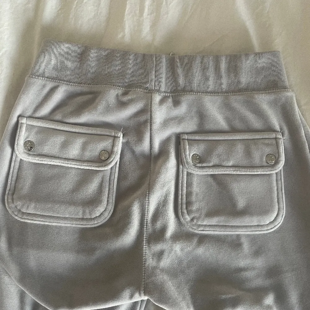 Ljus grå Juciy byxor💗 inte mycket använda, köpte för 1200kr🙌 kan inte hitta dessa byxor igen på någon hemsida. Jeans & Byxor.