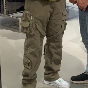 TV cargo byxor - Size:L Trendt vision cargo byxor Perfekt skick Nypris: 150€