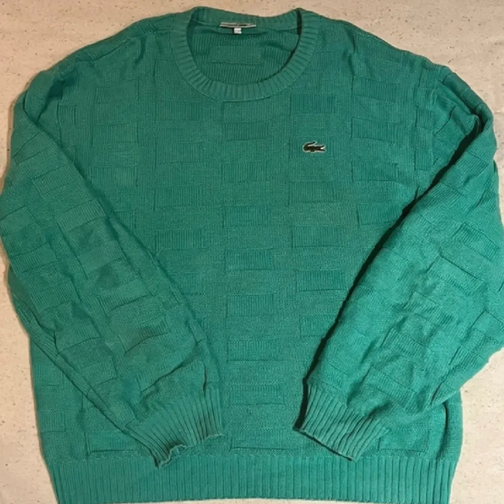 Stickad Lacoste sweatshirt i storlek medium. Riktigt fräsch sweatshirt som passar perfekt för vinter/vår. Tröjor & Koftor.