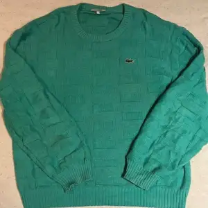 Stickad Lacoste sweatshirt i storlek medium. Riktigt fräsch sweatshirt som passar perfekt för vinter/vår