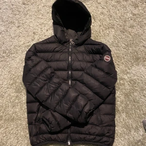 Colmar Down Jacka  - Fint skick inga hål, enda skavanken är att flärpen som man hänger upp jackan på har gått sönder!