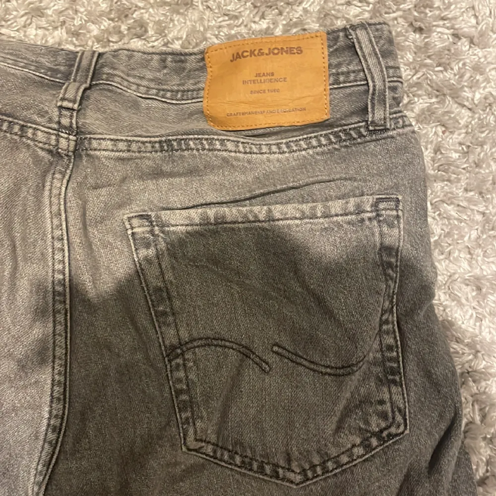 Snygga Jack and Jones jeans, i skicket 9,5/10 och i storleken W 28 L30 De är köpta för 750kr och säljs för endast 349kr. Jeans & Byxor.