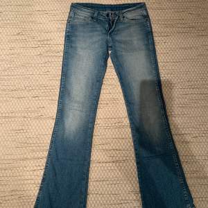 Så fina jeans från wrangler, jättebra skick! Midjemått: 37 cm mätt rakt över Innerbenslängd: 78 cm Storlek: W:26 L:32 