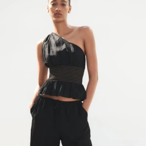 Svart zaratopp - Säljer denna jättesnygga och trendiga topp från zara! Den är helt oanvänd, prislappen är kvar. Den är dessutom helt slutsåld på hemsidan!! Nypris 329kr🥰