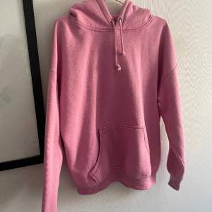 Säljer denna super fina Bikbok hoddie eftersom den inte kommer till användning längre 💕 köparen står för frakten