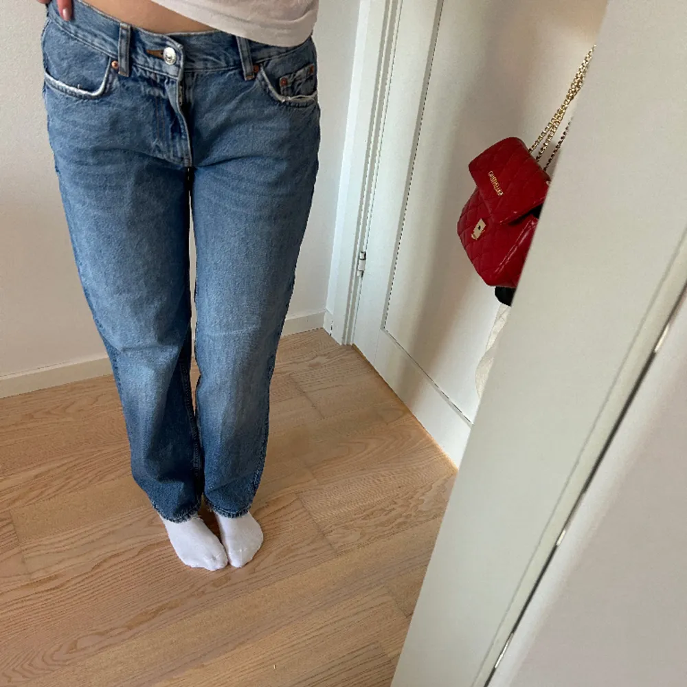 Jeans från Gina tricot, nästan aldrig använda. Fint skick. Jeans & Byxor.