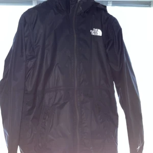 Thenorthface windbreanker - XL youth, S vuxen storlek. Jag är 183 och passar mig bra. Inga hål, slitage. 8/10 skick