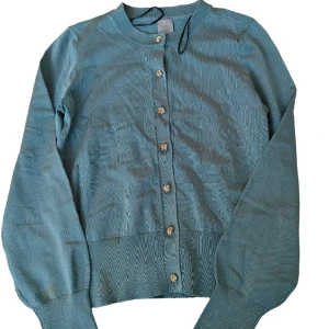 Kofta  - Sååå fin kofta med knappar från hm! I nyskick! 🩵