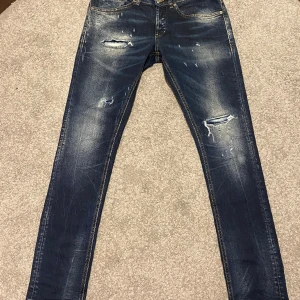 Dondup George  - Tja! Säljer mina Dondup George destroyed Storlek 30 ( passar även 31 ) Skick 10/10 ( köpt för 2 veckor sen )  Köpt för 3200   Säljer för 1899  Tveka inte på att höra av dig om du har någon fråga// WCC