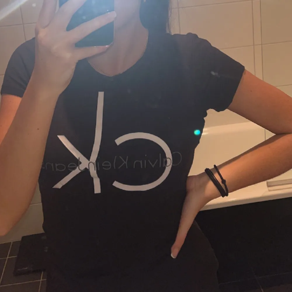 Svart Calvin Klein tröja, jätte skönt och mjuk i materialet. Storlek S men kan även passa dig som bär XS i tröjor!. T-shirts.