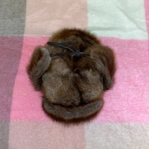 Pälsmössa - The it pälsmössa, om du velat ha en är denna perfekt! Model, färg och skick!✅ I äkta päls!