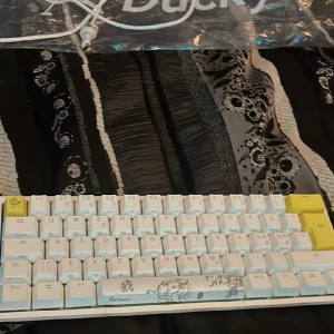 Tangentbord ducky one 2 mini  - ny köpt och knappt använt säljer då jag vill ha ett 100% tangentbord istället köptes för 1800kr skriv ett meddelande om du har funderingar 