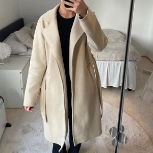 Kappa från Missäy - Jätte fin beige kappa från Missäy i storlek XS-S! Jätte bra skick! 