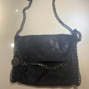 Stella McCartney liknade väska - Säljer denna Stella McCartney liknade väska då den ej kommer till användning. Väskan är i bra skick och är liten/medium i storlek. Skriv om du vill ha fler bilder. 💕