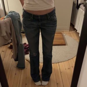 Jeans  - Snygga jeans, jag på bilden är 170 och har oftast 36 i byxor 