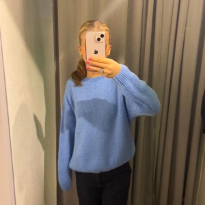 Stickad tröja - Superfin ljusblå stickad tröja som är perfekt färg till våren!💙