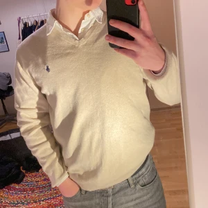 Ralph lauren v neck  - En mycket fin V-neck från Ralph lauren i mycket fint skick. Storlek M men passar bra till L.