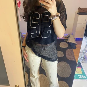 Tshirt  - En tshirt vid bröstet är det täkt förutom andra delarna. Storlek XS men den är en oversized tröja så funkar med S och M kanske L också. Bra för sommaren!