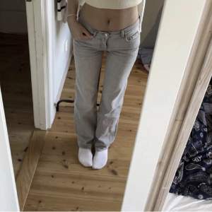 low waist jeans från Gina Tricot💓använda ett fåtal gånger men kan tyvärr inte ha dem längre. ord pris är 500 men säljer för 150💓 (lånade bilder)