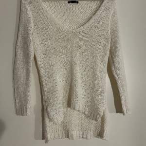 Off white loose knitted jumper. Very good condition. Super cute.