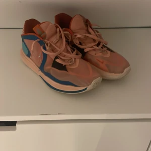 Kyrie low 5 - Tja säljer mina kyrie low 5 för dom kommer inte till användning. Dom är riktigt bra grepp och väldigt bekväma skor 