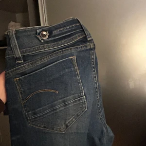Low waist jeans  - Super snygga lowwaisted jeans som är utsvängda med cola små detaljer jätte bra skick 😍