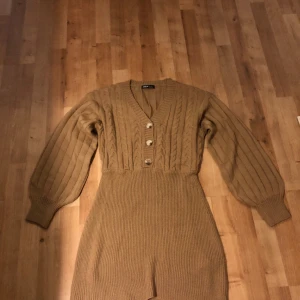 Helt Ny klänning från SHEIN stl 36 - Superfin klänning från SHEIN.varm Och skön. Helt ny!!!  140kr