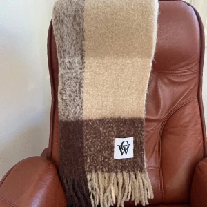 Stor halsduk - Fluffig halsduk från CW, Åhléns!