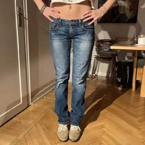 Suuuperfina Armani lågmidjade jeans!!  Bra skick, nästan aldrig använda. Modellen är 163. 