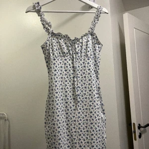 Klänning - Säljer en klänning från shein 