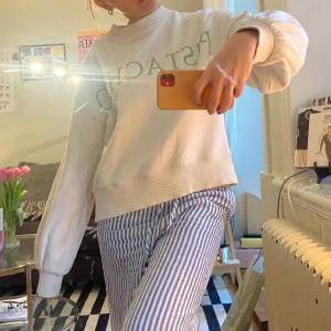 Sweatshirt - Mysig sweatshirt där det står pistachio. Toppenskick och asnajs passform☺️