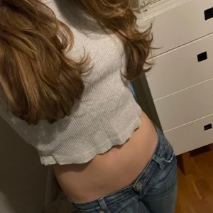 Basic tee - Grå tee från uniqlo,sitter bra och skönt Lite kortare i längden men beror på hur man stylar  