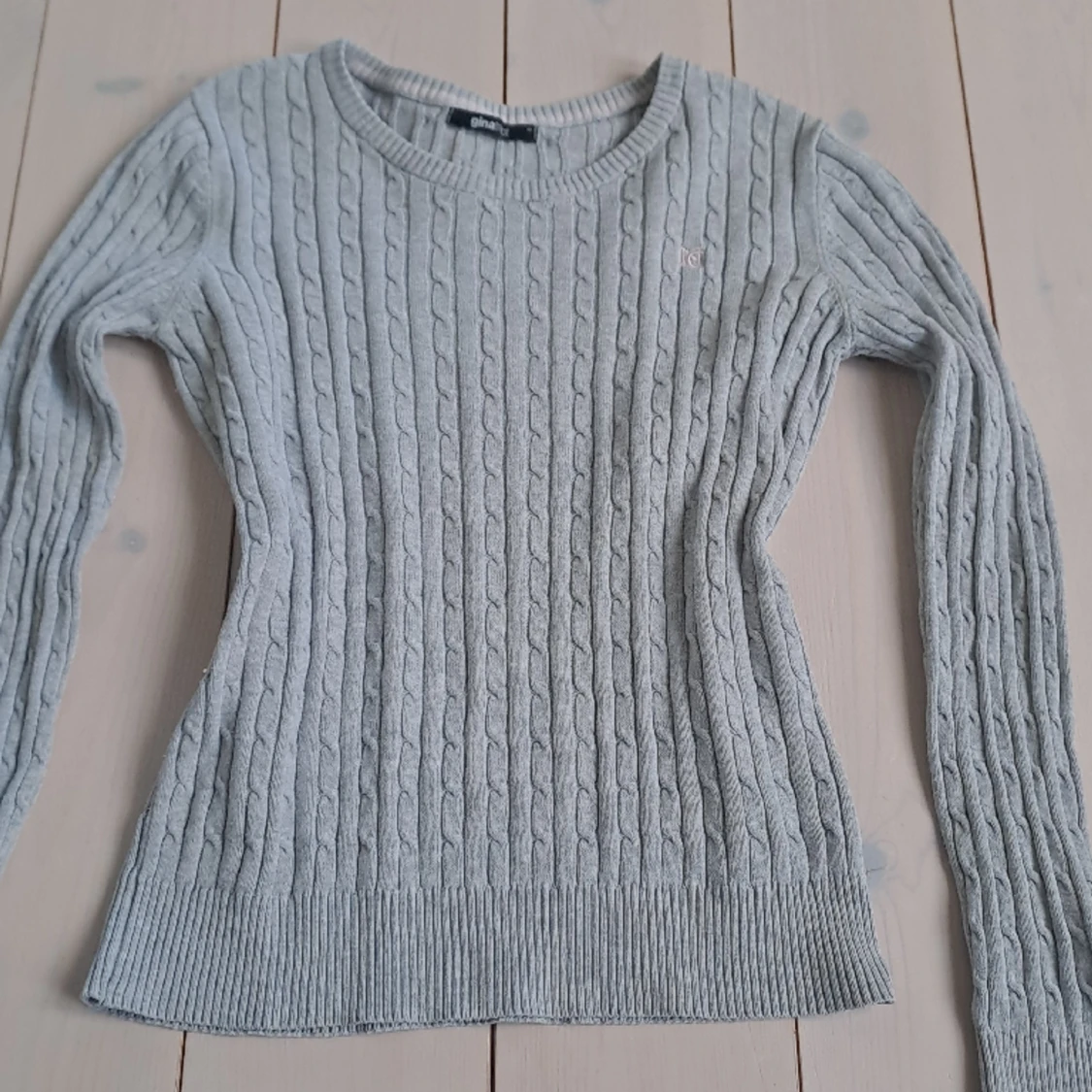 Gina tricot tröja grå