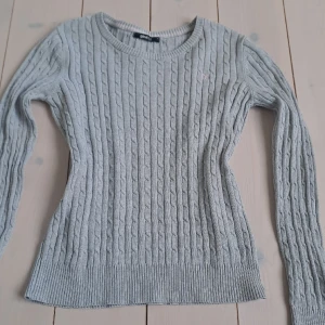Gina tricot tröja grå - Ny skick. Stickad fin tröja. En gammal modell så går inte att få tag på längte. Skriv till mig innan ni trycker på köp nu❤️