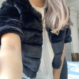 Pälsväst (fake) - Intressekoll!! En mycket fin fake pälsväst från Stockh Lm i storleken Xs/s. Det inte äkta päls vilket jag föredrar. Den är så fin att styla upp över en fin topp eller blus. Den är i princip oanvänd. Köparen står för frakten, inga returer 🥰