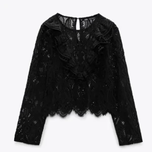 Zara blus - Säljer denna superfina blusen från Zara som jag köpte för ett tag sen. Den är i fint skick och sparsamt använd 🥰Storlek M men passar även mindre! Hör av dig om du har fler frågor ❤️