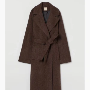 Mörkbrun kappa i wool blend - Jättefin kappa från H&M. Köpt för två år sedan. Använd men i bra skick och fint material. Nypris 1500kr.