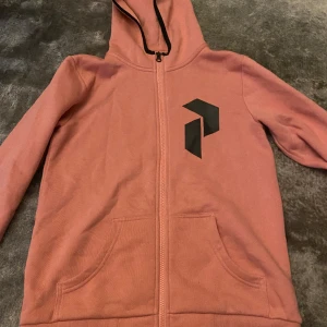 Zip up huddie - Säljer denna rosa zip up huddien som aldrig andvänds 