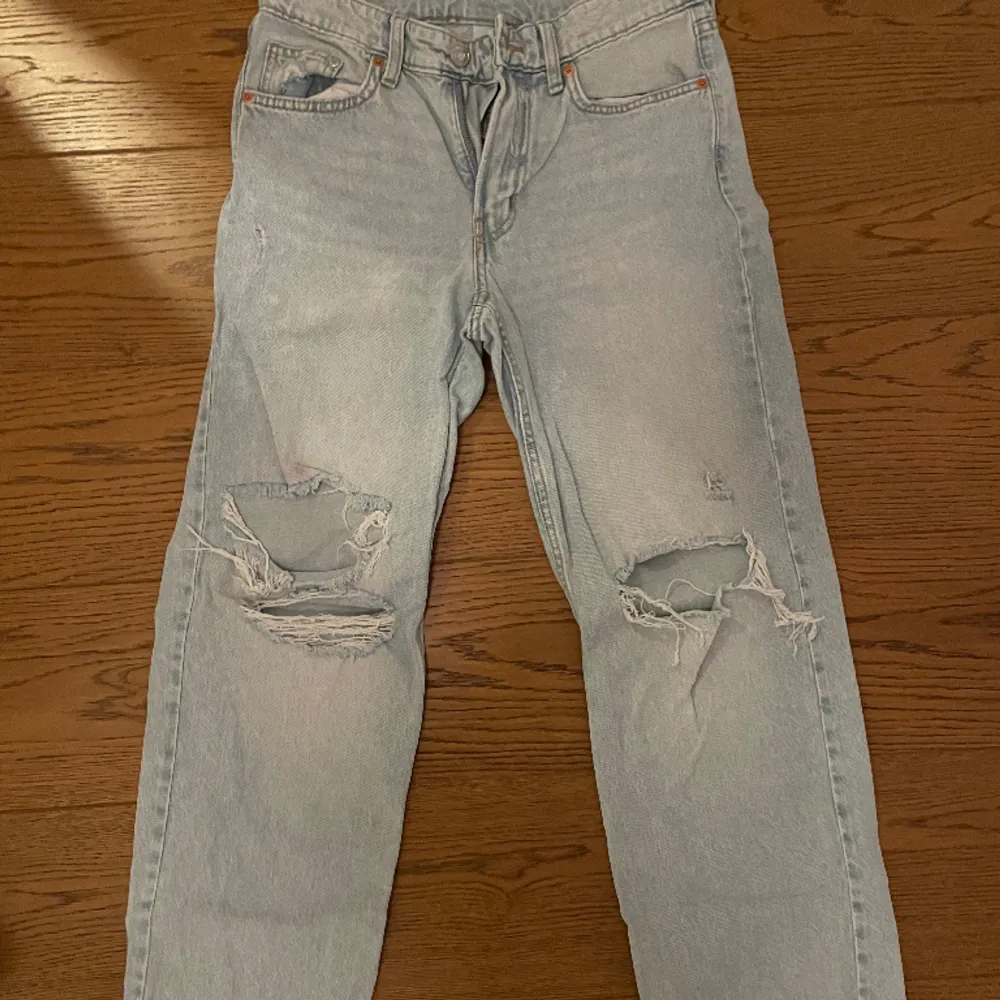 Slitna jeans såå snygga men kommer dessvärre inte till användning🩷. Jeans & Byxor.
