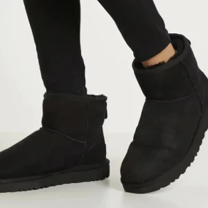 Uggs  - Säljer svarta uggs likande skor använda 1 gång men de va för stora 