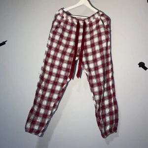 Pyjamas byxor  - Rutiga pyjamas byxor frản hunkmöller Bekväma och har fickor men snöret är bara är fejk sả de gảr ej att dra ät byxorna i midjan. Original priset ligger pà ca 350kr