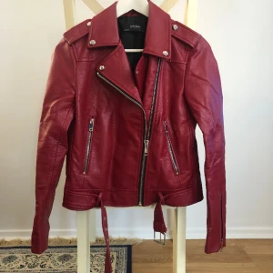 Kort röd bikerjacka skinnimitation ZARA - Jättefin röd skinnjacka i skinnimitation! Köpt på ZARA. Storlek S.  Säljer tyvärr pga den inte kommer till användning, enbart använd 2 gånger och är i nyskick. 