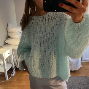 Stickad blå tröja - Supermysig stickad tröja från vero Moda, perfekt färg säljs pga lite användning, skulle säga att den är lite stor vid hals/nacke då den är i strl L