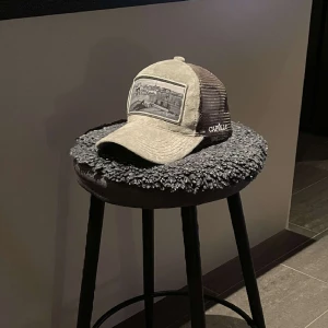 Capéllo keps - Capéllo VELVET keps, finns i tre färger. Kepsarna är helt nya och finns i flera  antal.